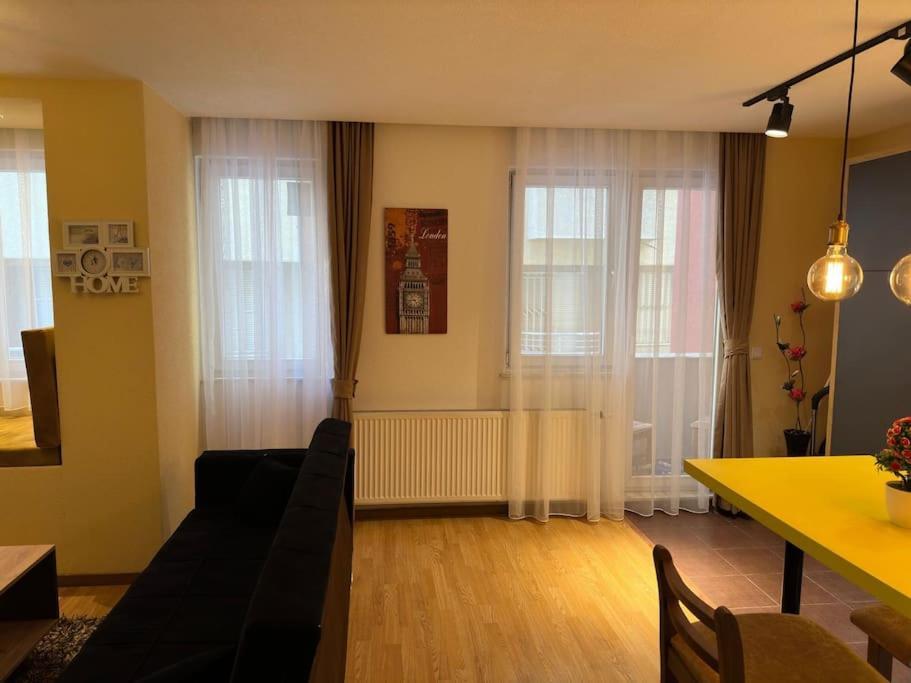 Ora-Prn,Peaceful Central Apartment Pristina Eksteriør bilde